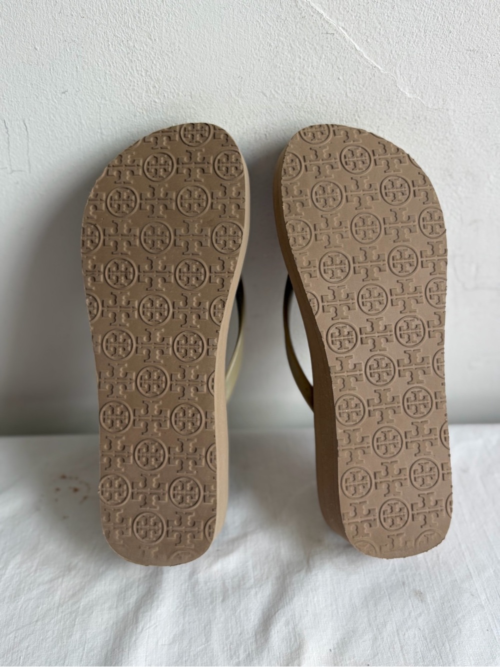 Tory Burch Taupe Thin Wedge Platform Flip Flops Sandals Gold Logo - Picture 13 of 15